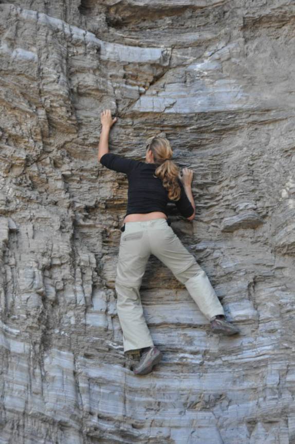Escalando uma parede no Mosaic Canyon, no Death Valley National Park, na Califórnia - EUA
